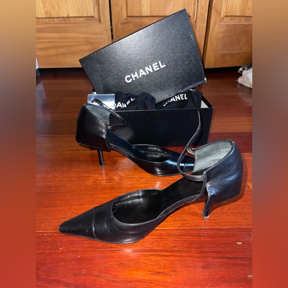 Chanel Vintage CC Black Leather Pumps - Picture 2 of 11